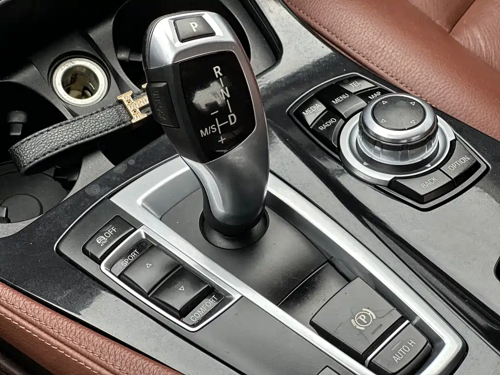 BMW 5 Series 2015 — фото 15