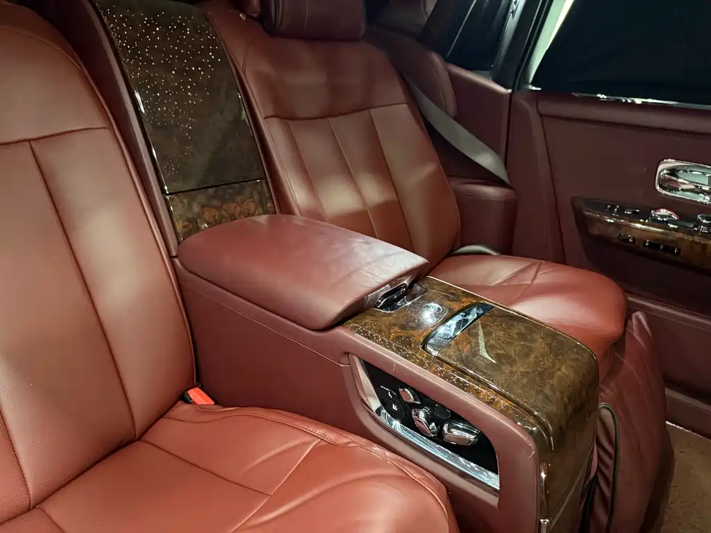 Rolls-Royce Phantom 2018 — фото 16