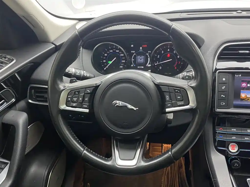 Jaguar F-PACE 2017 — фото 14