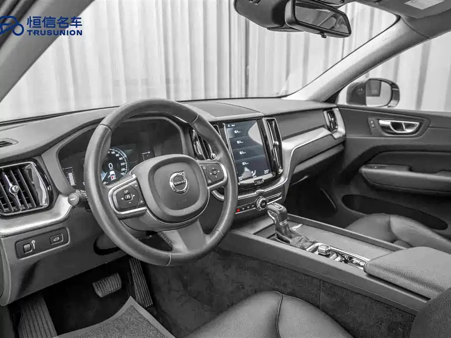 Volvo XC60 2019 — фото 12