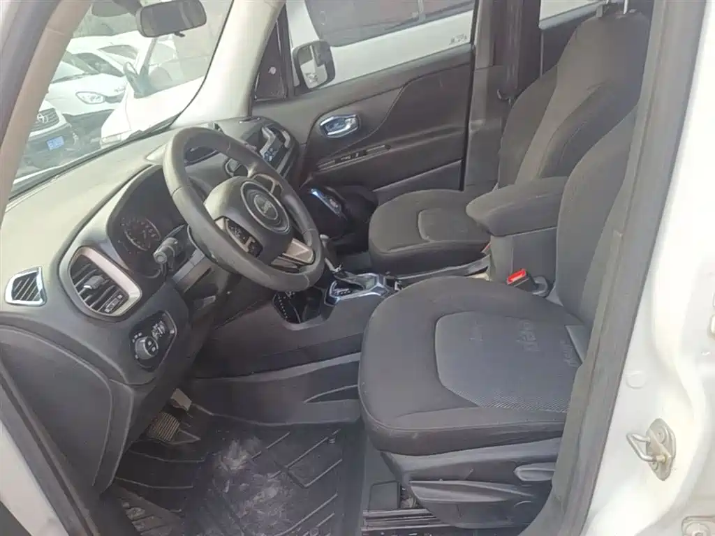 Jeep Renegade 2017 — фото 15