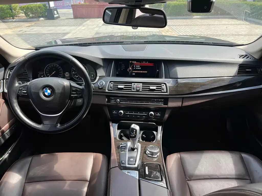 BMW 5 Series 2017 — фото 8