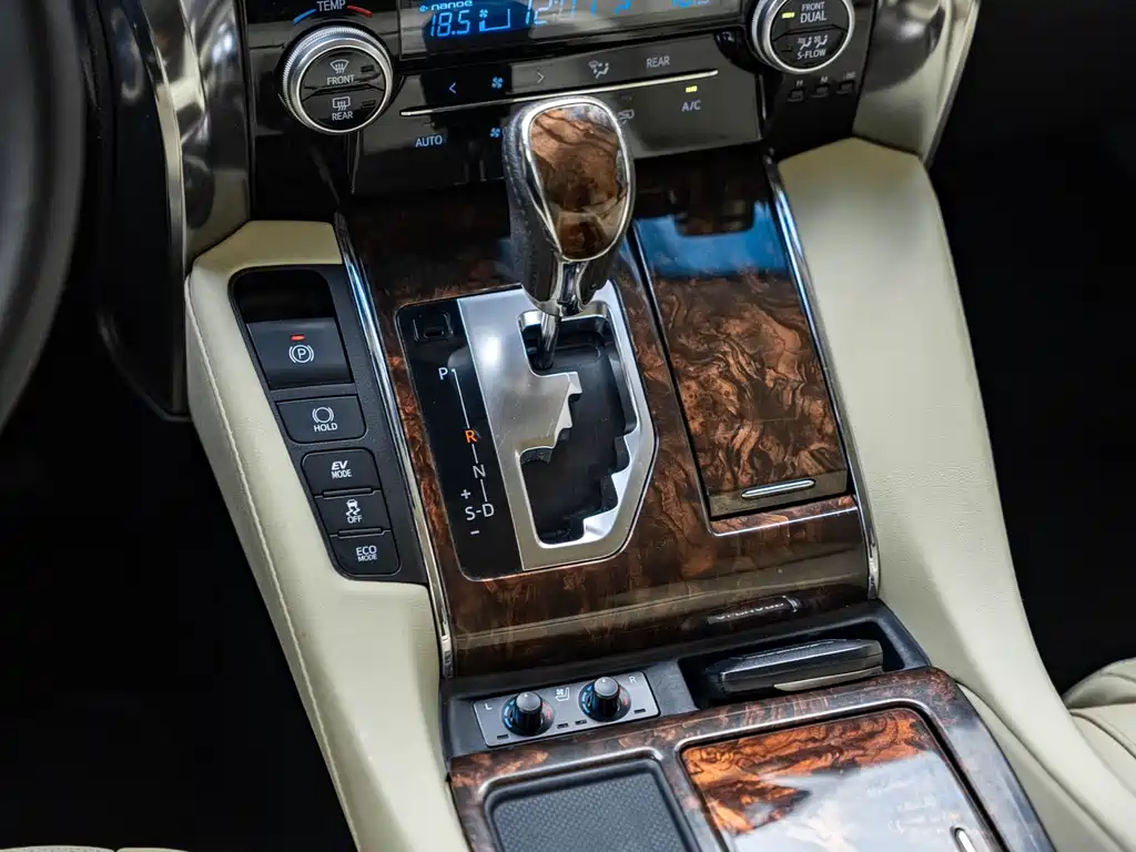 Toyota Alphard 2020 — фото 6