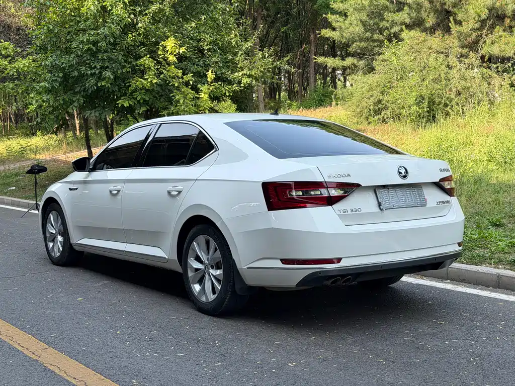 Skoda Superb 2017 — фото 16