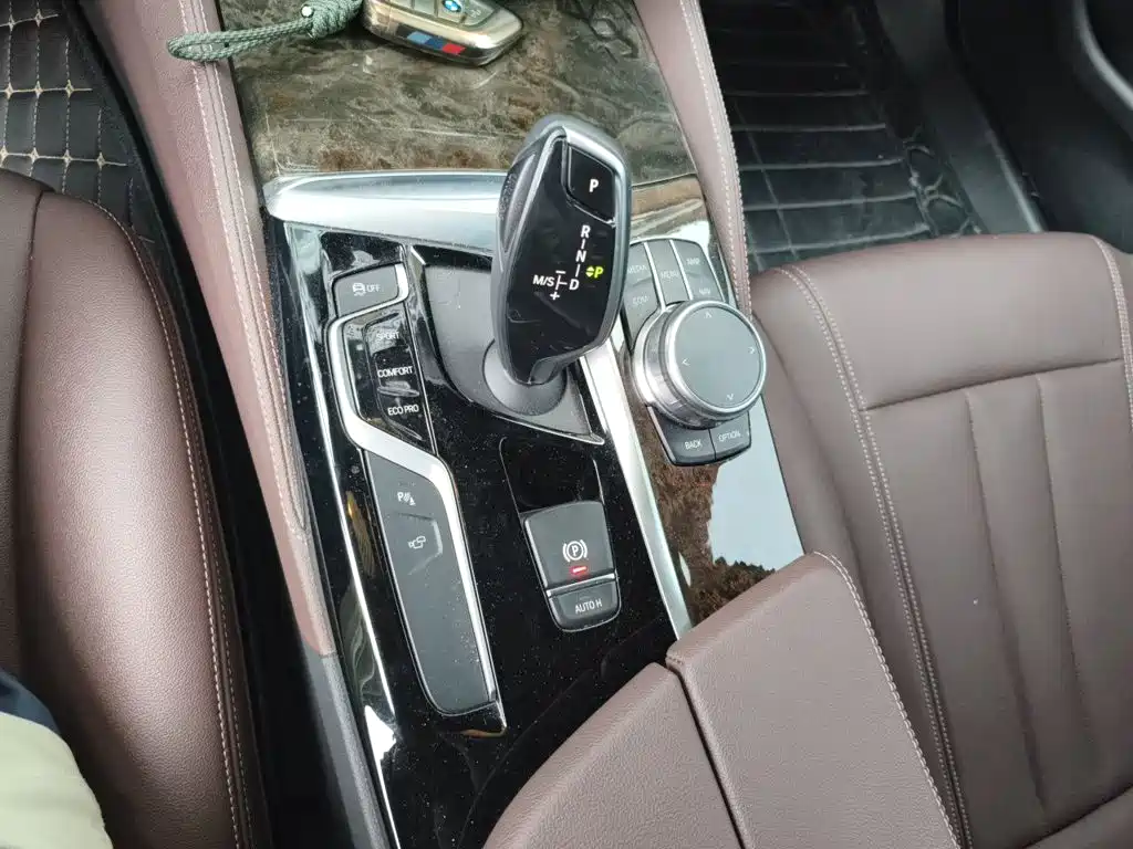 BMW 5 Series 2019 — фото 10