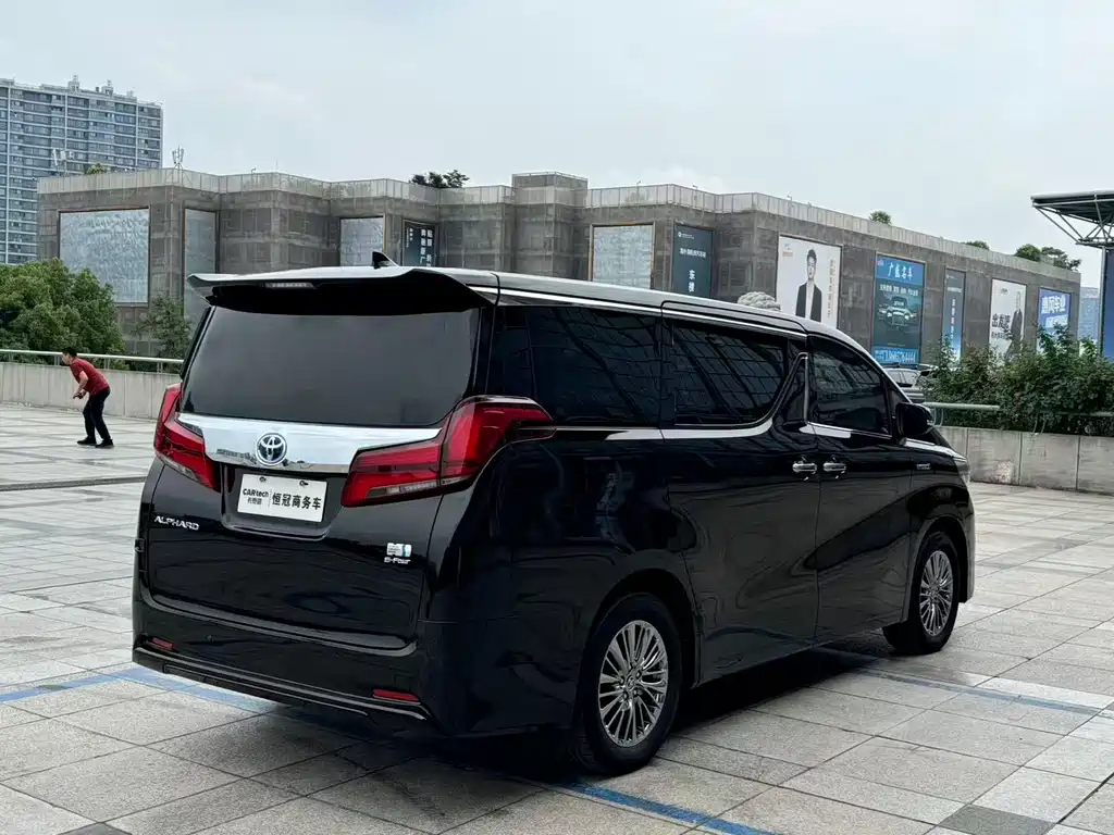 Toyota Alphard 2022 — фото 7
