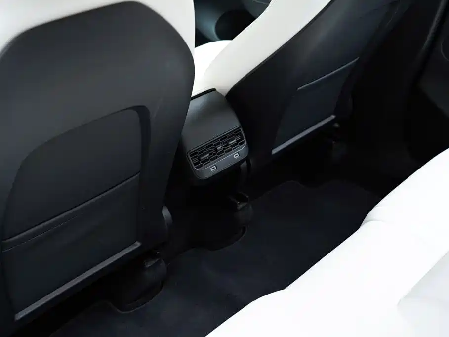 Tesla Model Y 2023 — фото 11
