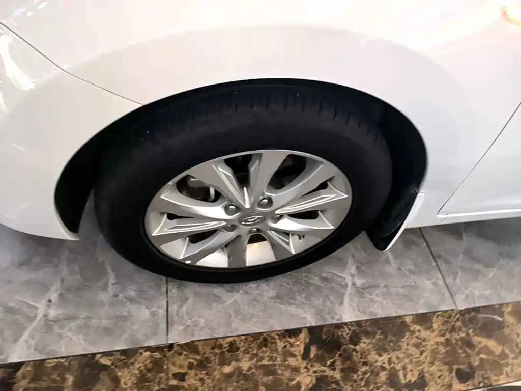 Hyundai Elantra Langdong 2018 — фото 23