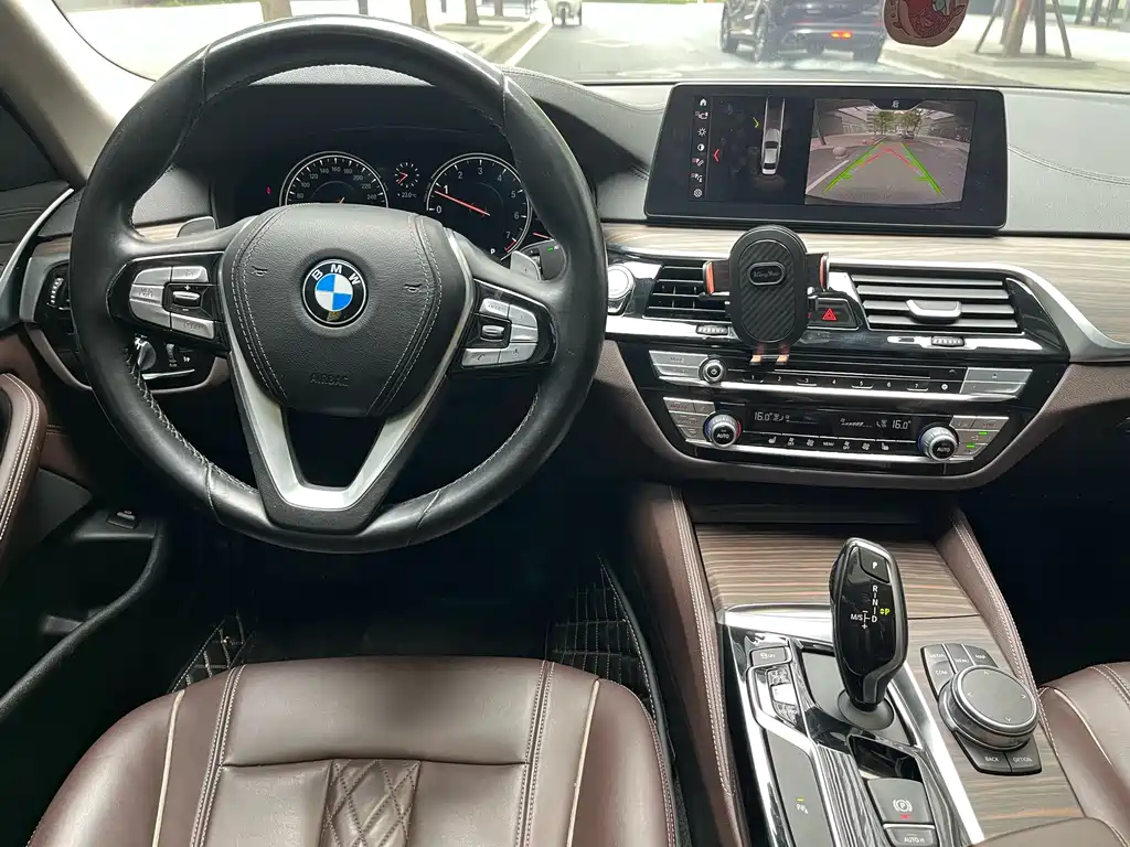 BMW 5 Series 2018 — фото 31