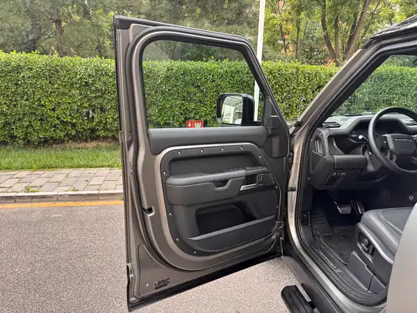 Land Rover Defender 2025