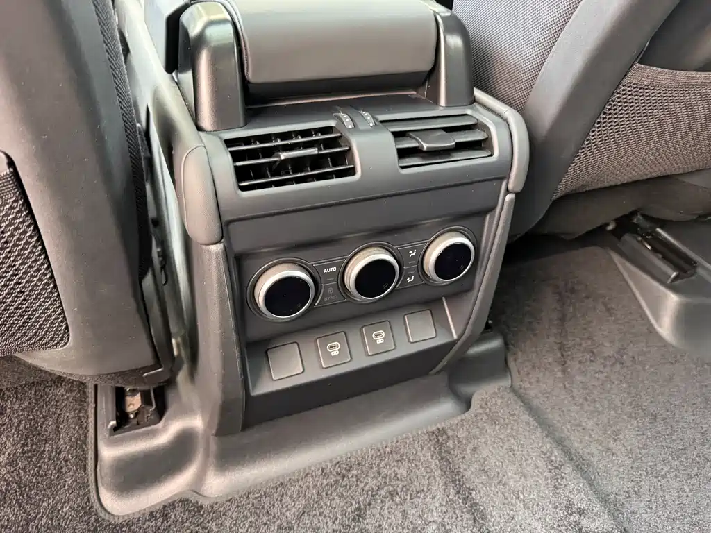 Land Rover Defender 2025 — фото 20
