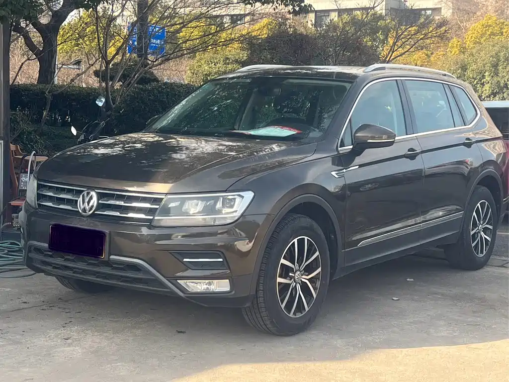 Volkswagen Tiguan L 2017 — фото 1