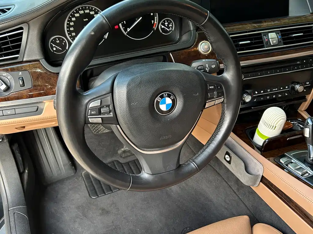 BMW 7 Series 2011 — фото 8
