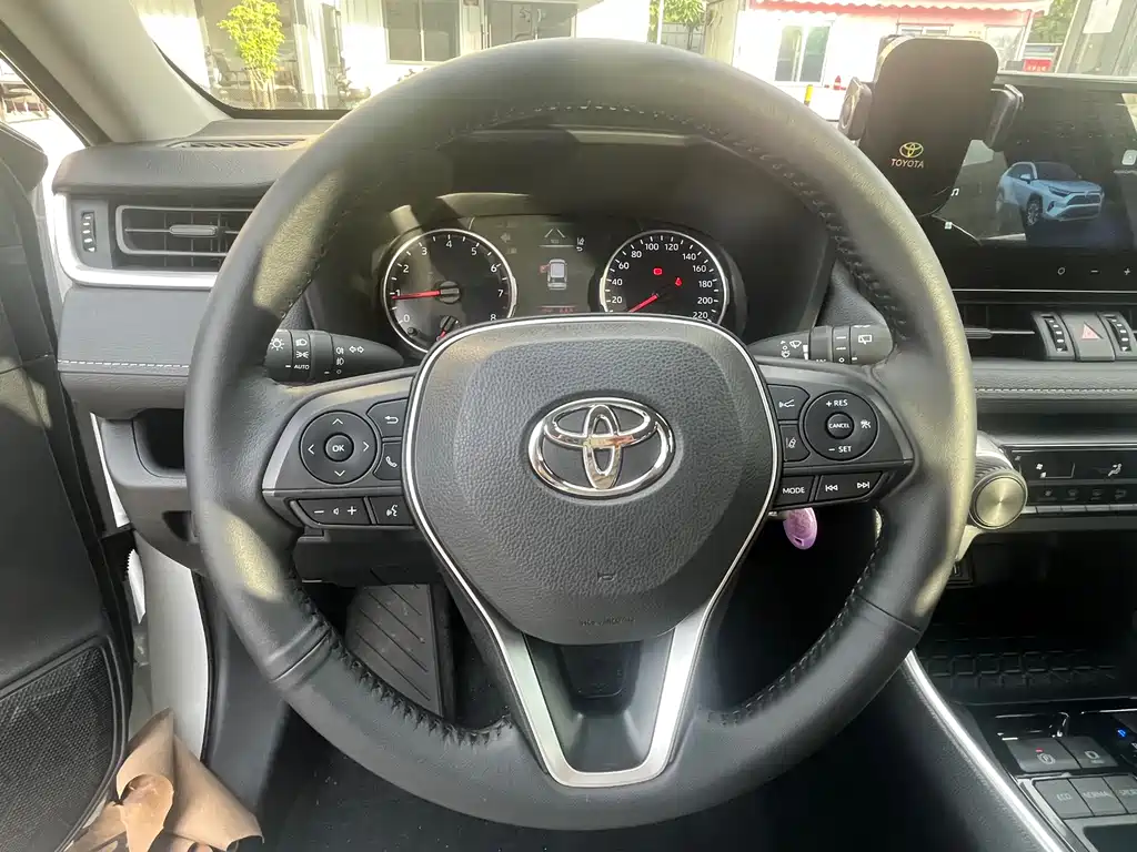 Toyota RAV4 2025 — фото 15