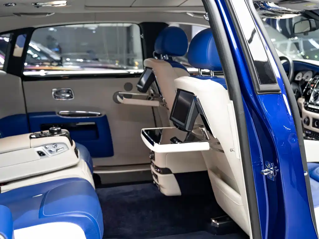 Rolls-Royce Ghost 2018 — фото 10