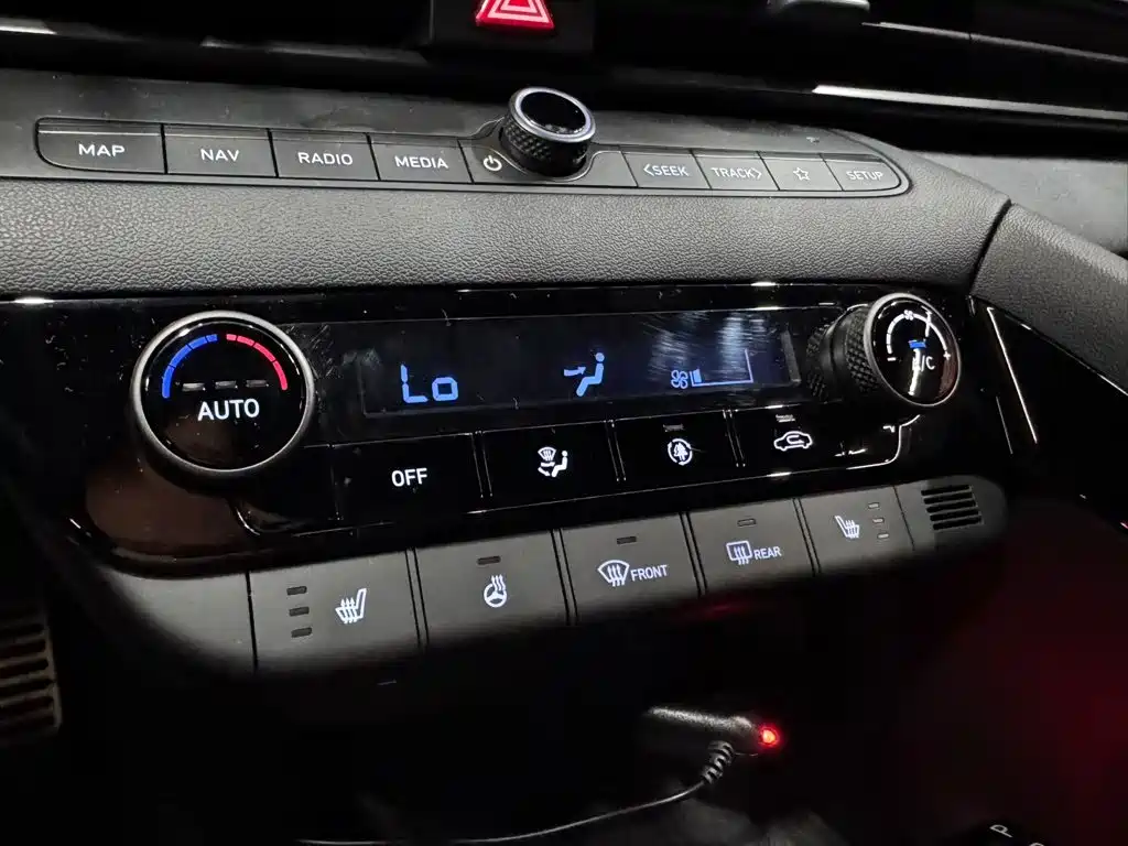 Hyundai Elantra 2023 — фото 12