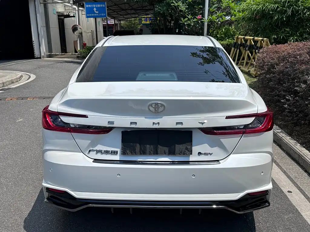 Toyota Camry 2025 — фото 2