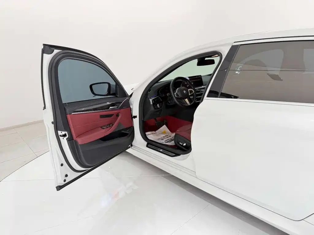 BMW 5 Series 2022 — фото 13