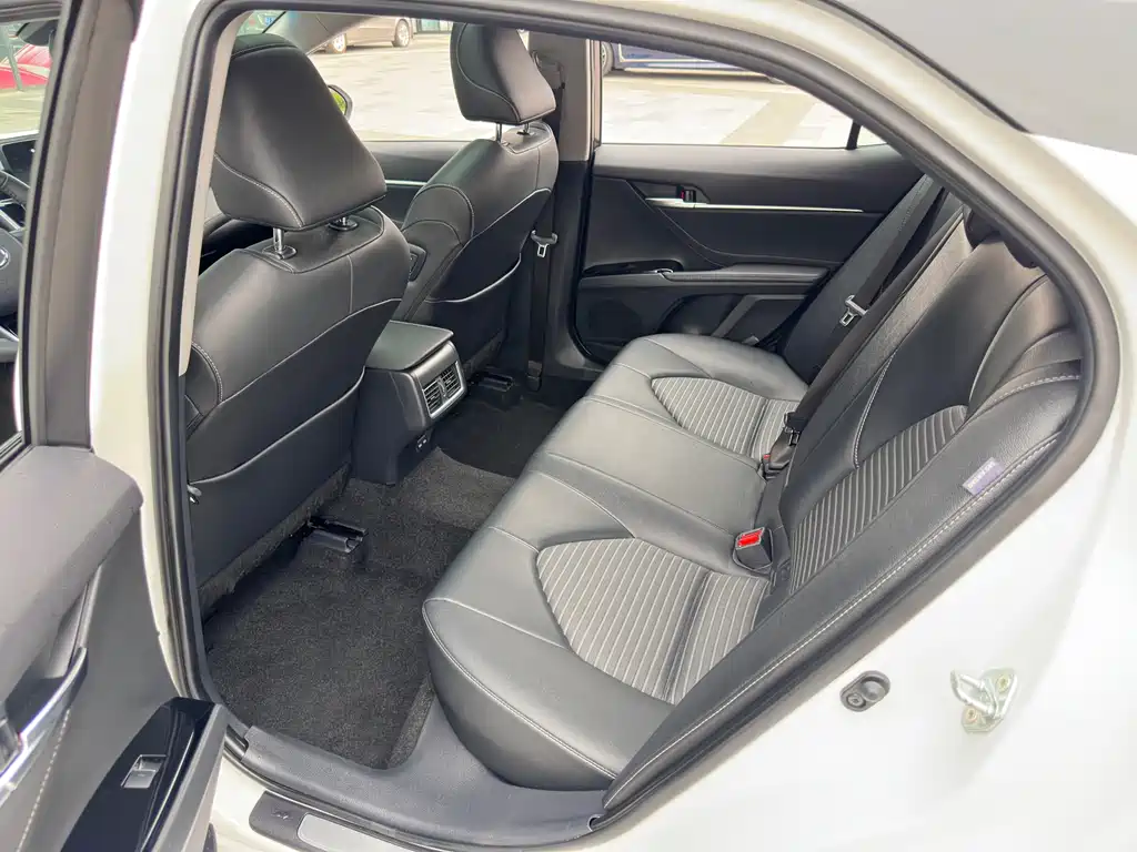 Toyota Camry 2023 — фото 13