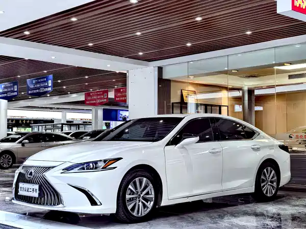 Lexus ES 2020