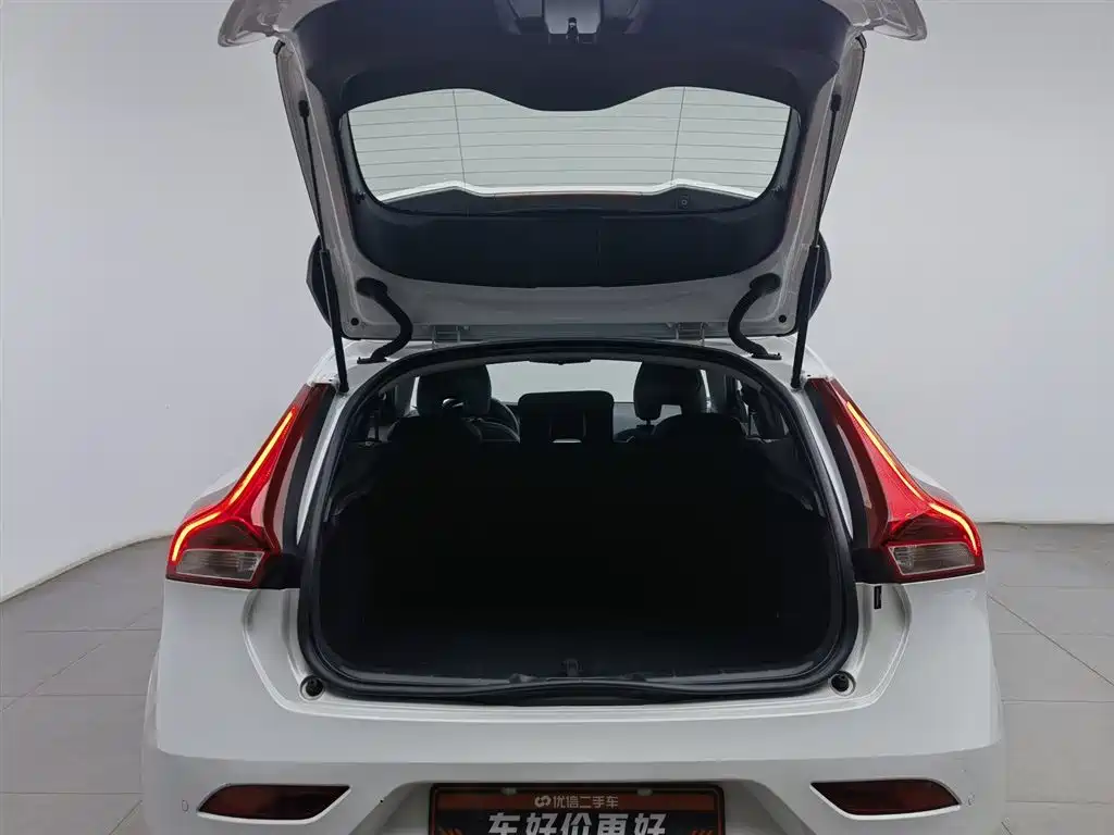 Volvo V40 2017 — фото 16
