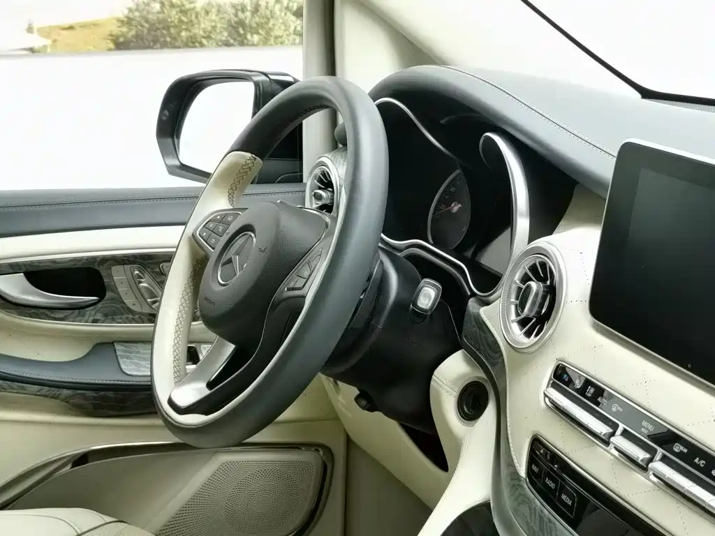 Mercedes-Benz V-Class 2020 — фото 23