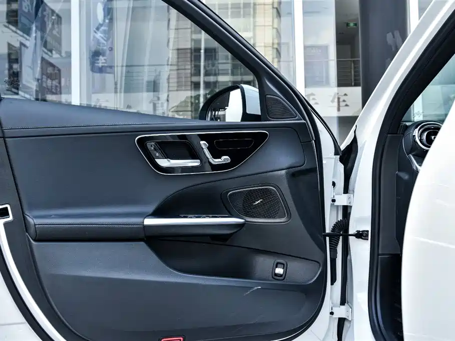 Mercedes-Benz C-Class 2023 — фото 7