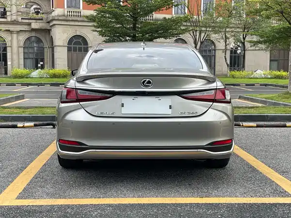 Lexus ES 2023