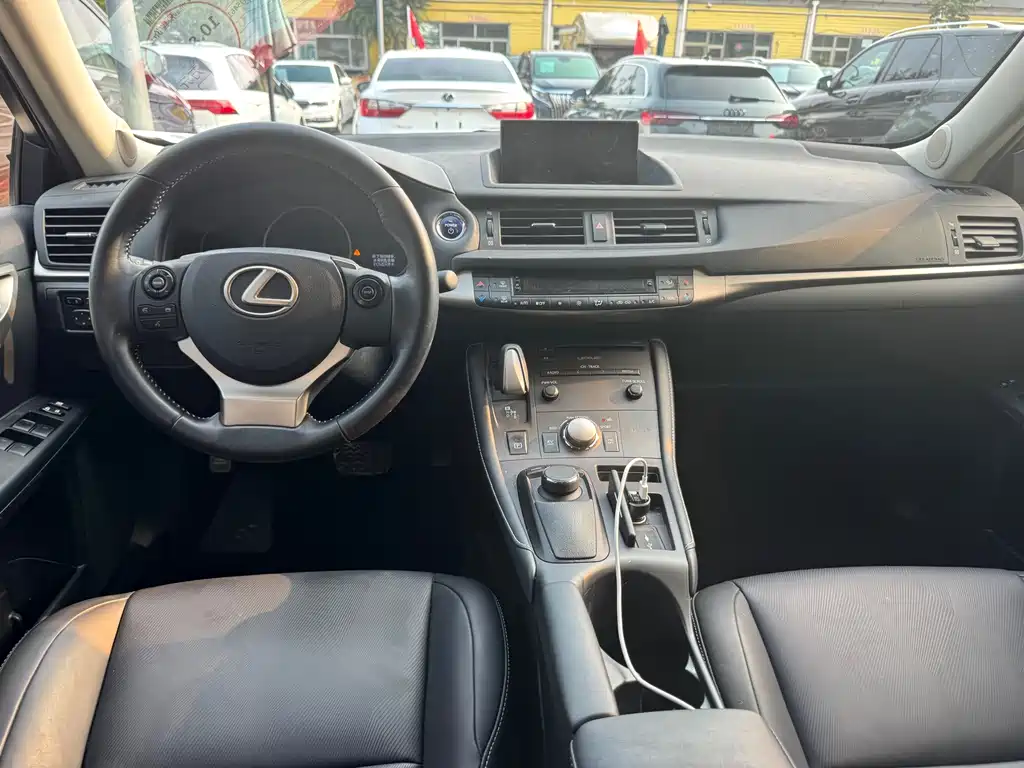 Lexus CT 2018 — фото 10