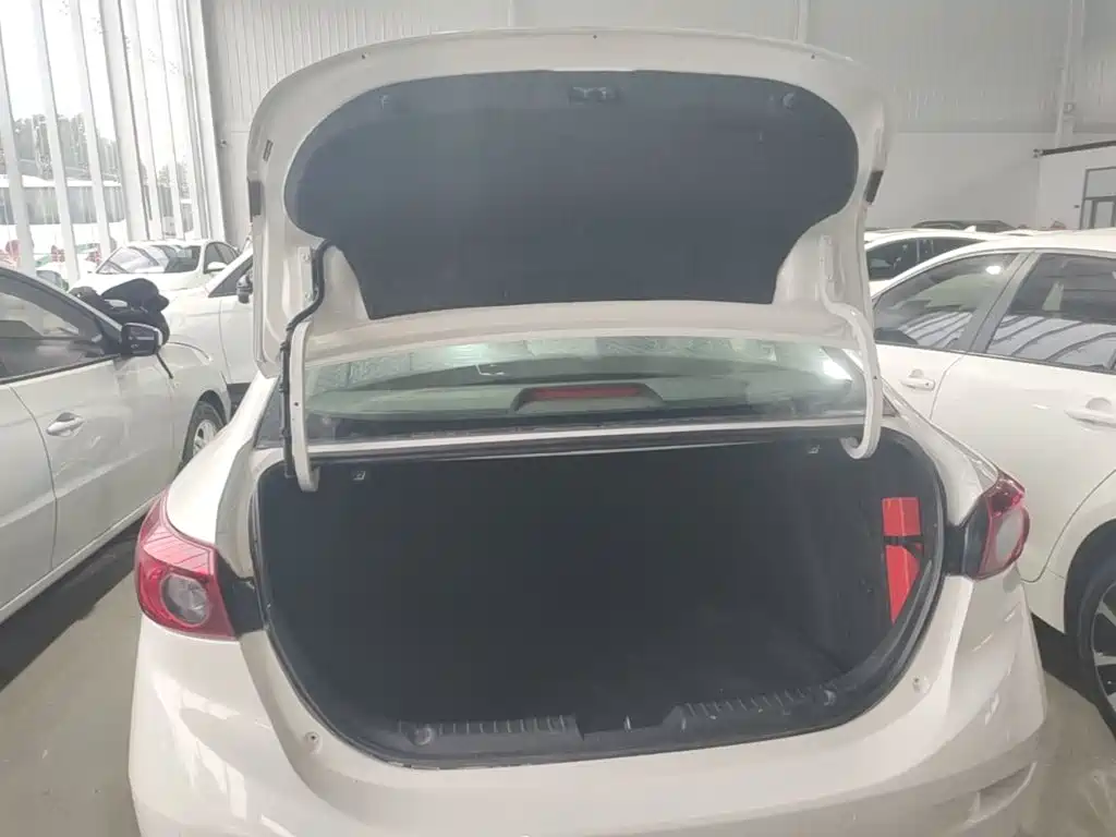 Mazda 3 Axela 2016 — фото 15