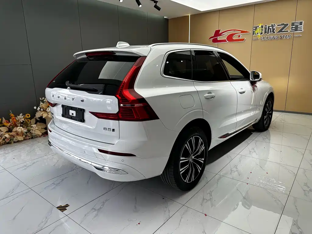 Volvo XC60 2021 — фото 6
