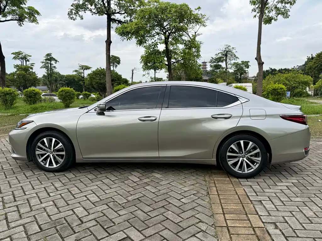 Lexus ES 2019 — фото 16