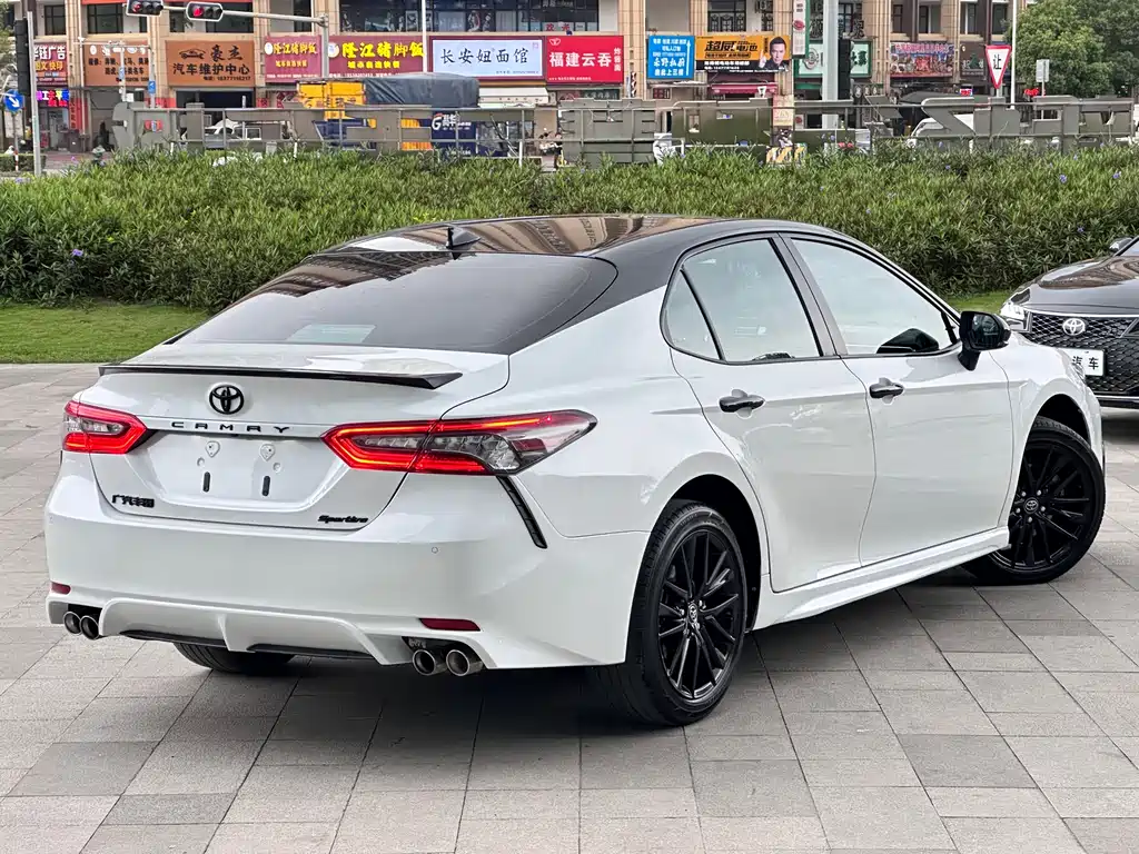 Toyota Camry 2023 — фото 4
