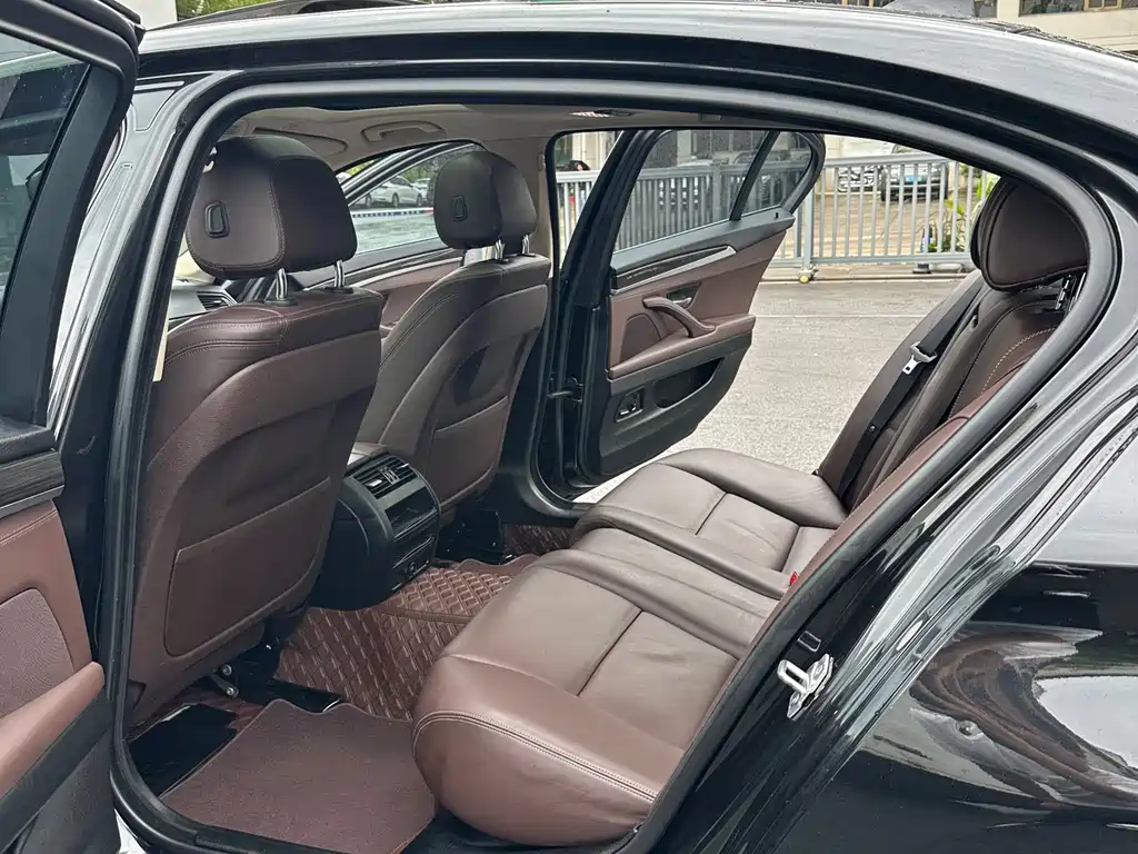 BMW 5 Series 2017 — фото 10