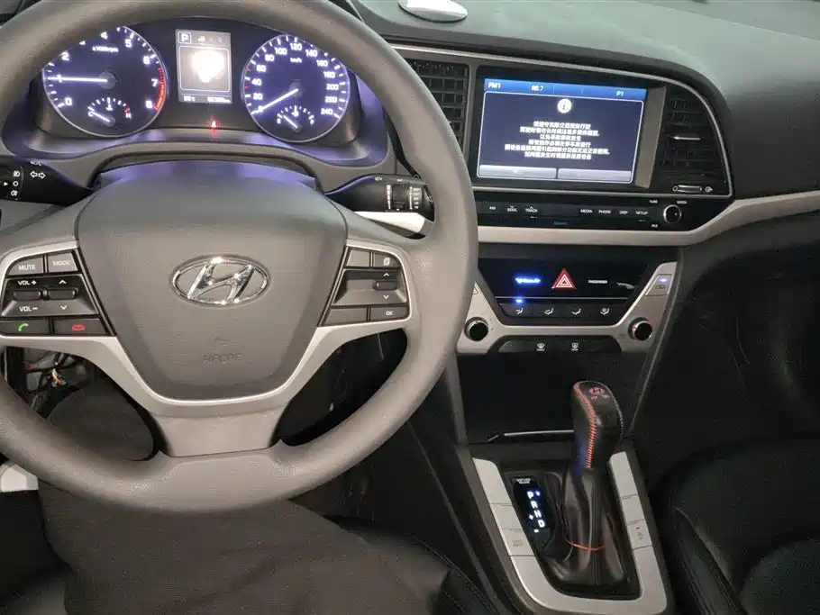 Hyundai Elantra 2019 — фото 12