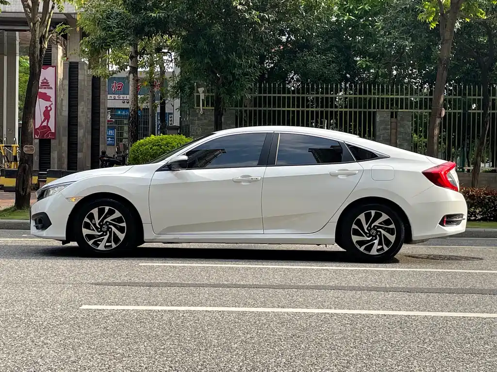 Honda Civic 2018 — фото 6