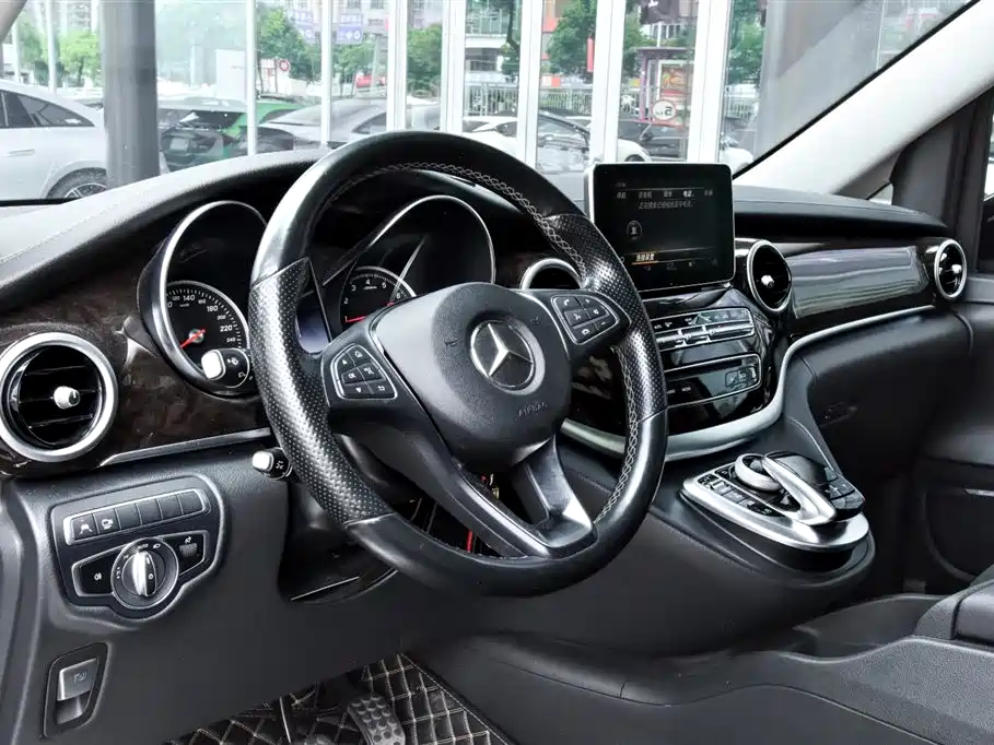 Mercedes-Benz V-Class 2020 — фото 13
