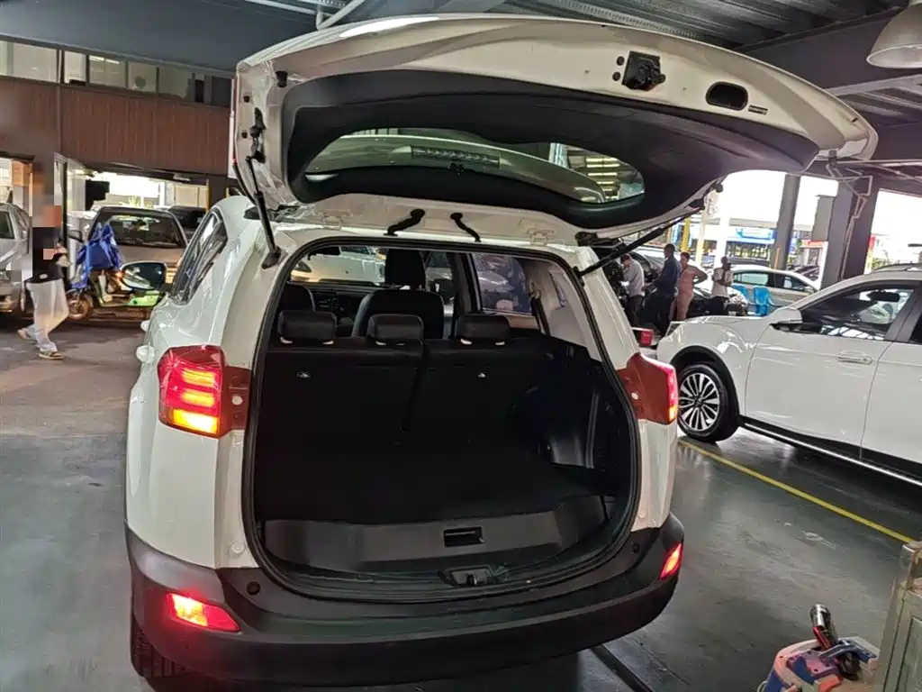 Toyota RAV4 2016 — фото 19