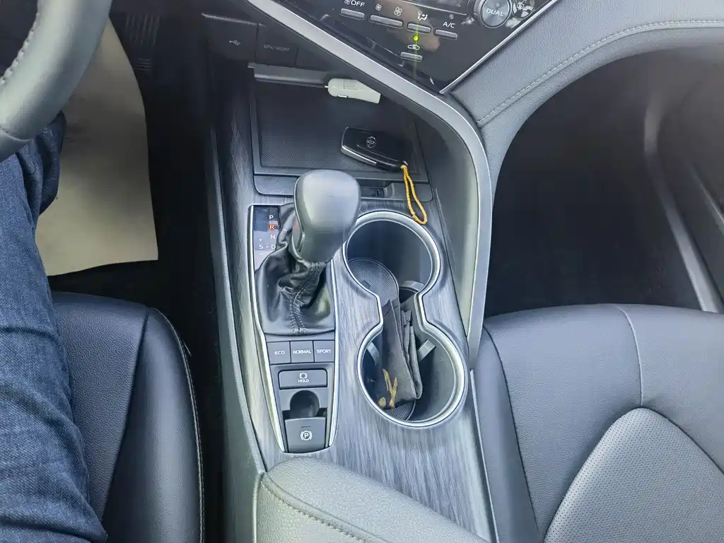 Toyota Camry 2023 — фото 12