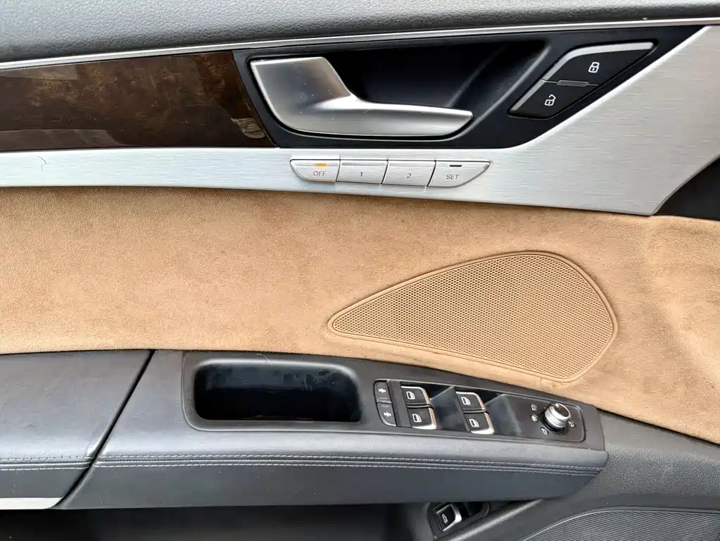 Audi A8 2014 — фото 11