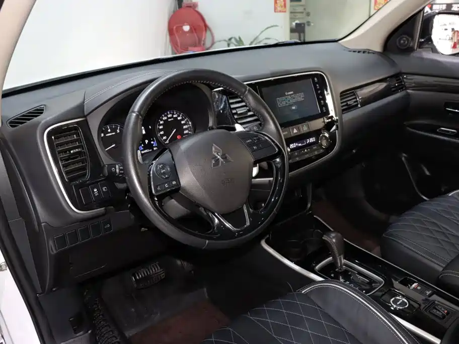 Mitsubishi Outlander 2020 — фото 10