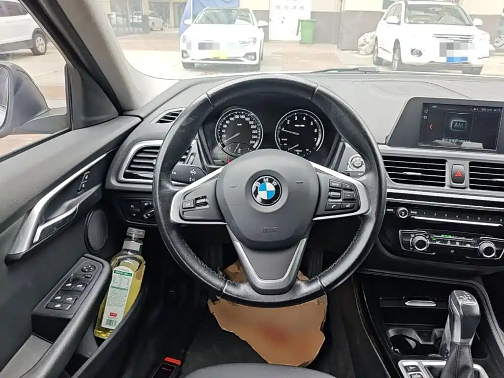 BMW 1 Series 2018 — фото 11