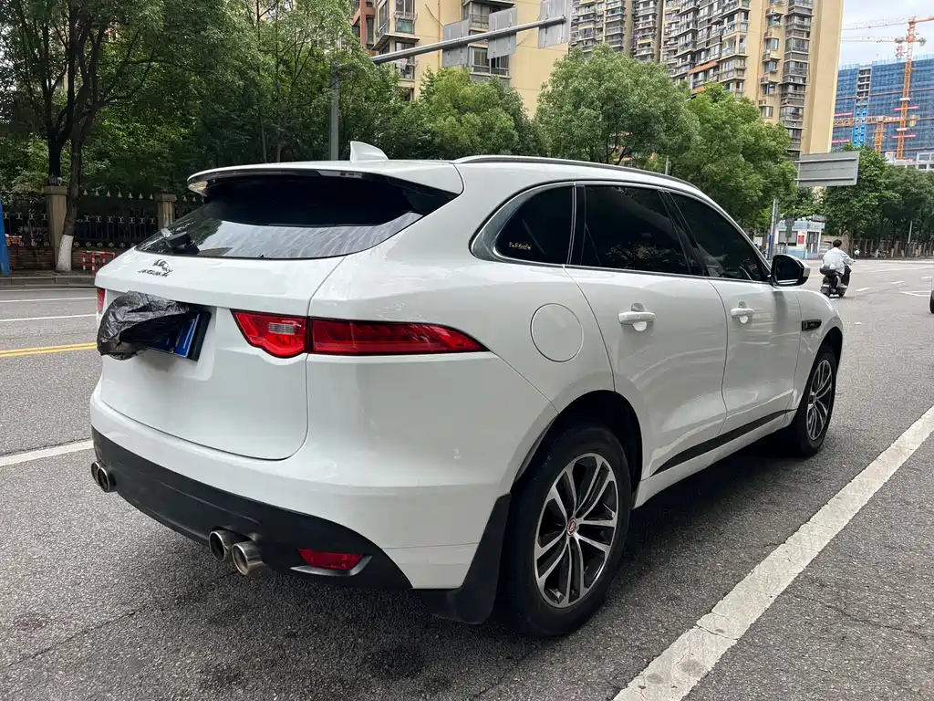 Jaguar F-PACE 2017 — фото 12