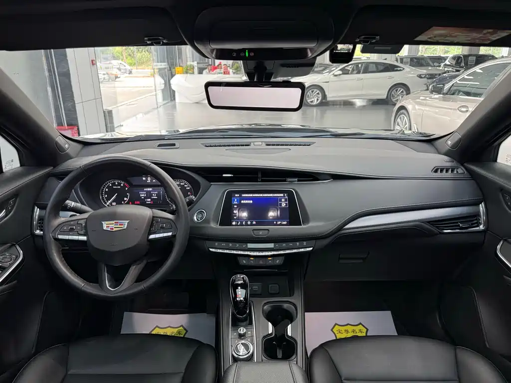 Cadillac XT4 2022 — фото 10
