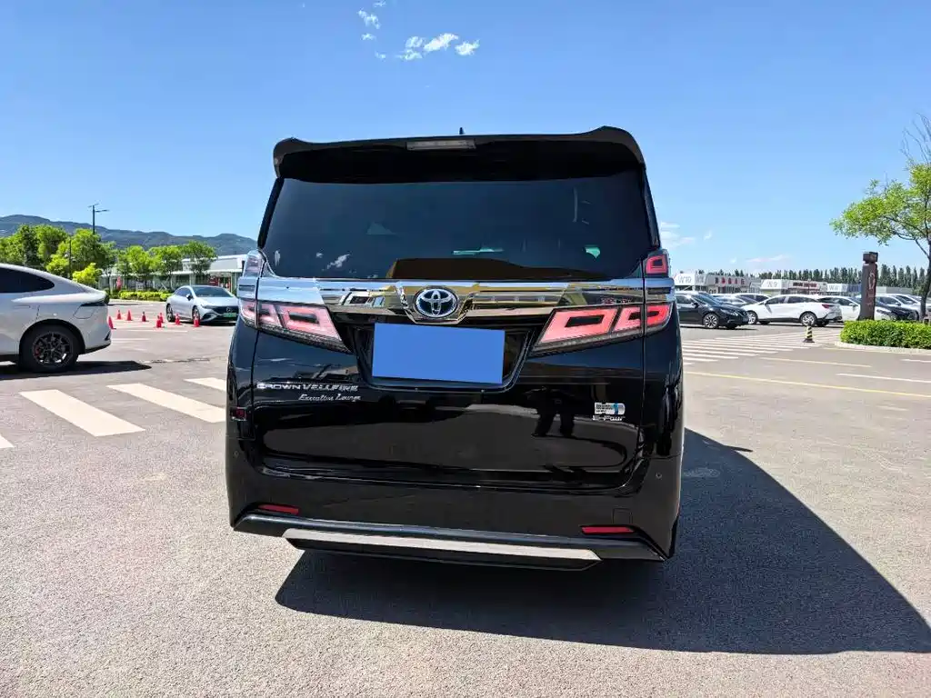Toyota Alphard 2022 — фото 8