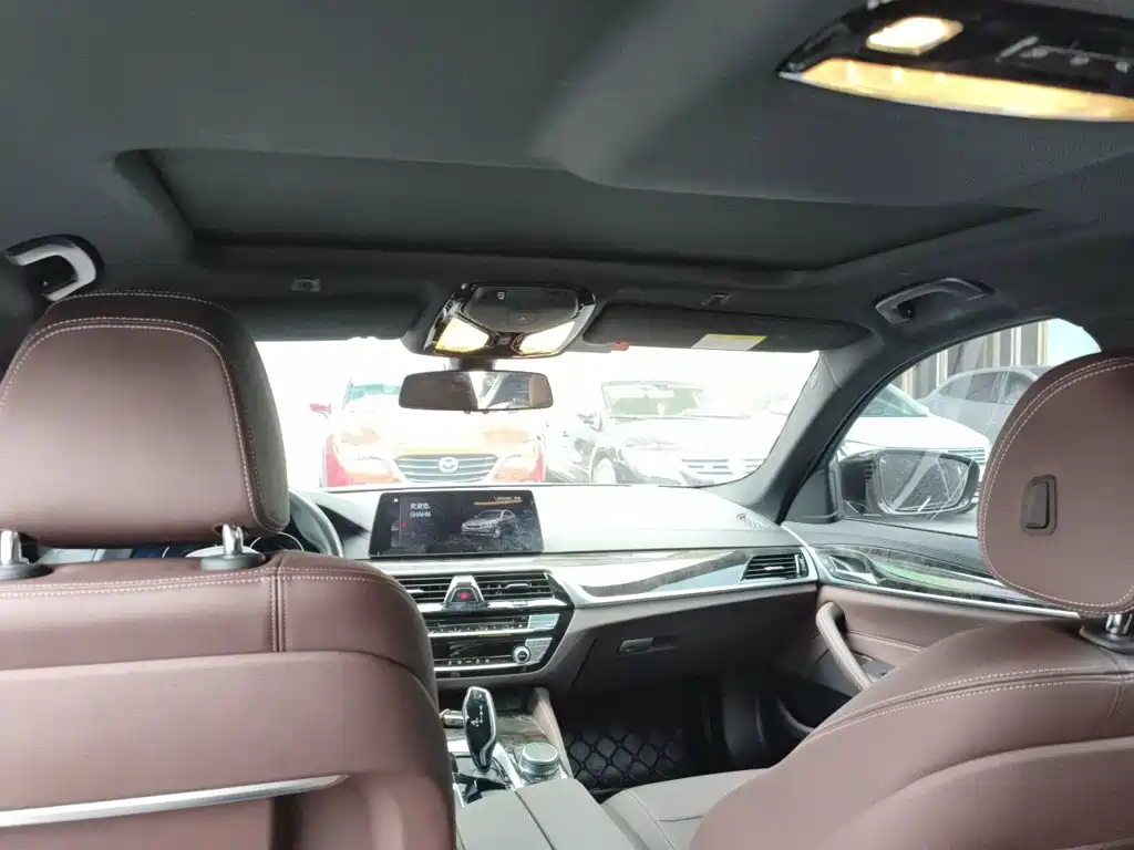 BMW 5 Series 2019 — фото 14