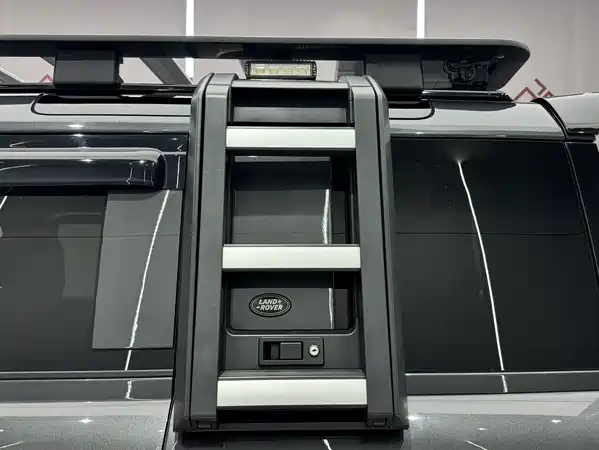 Land Rover Defender 2024