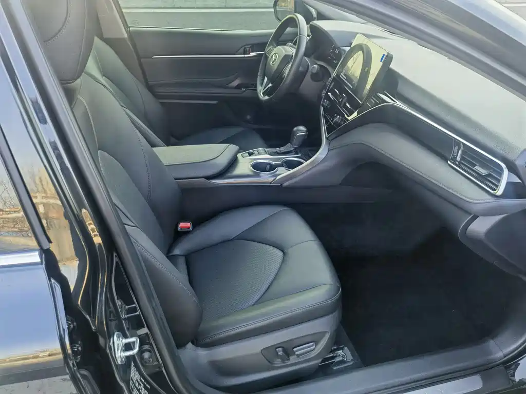 Toyota Camry 2023 — фото 8
