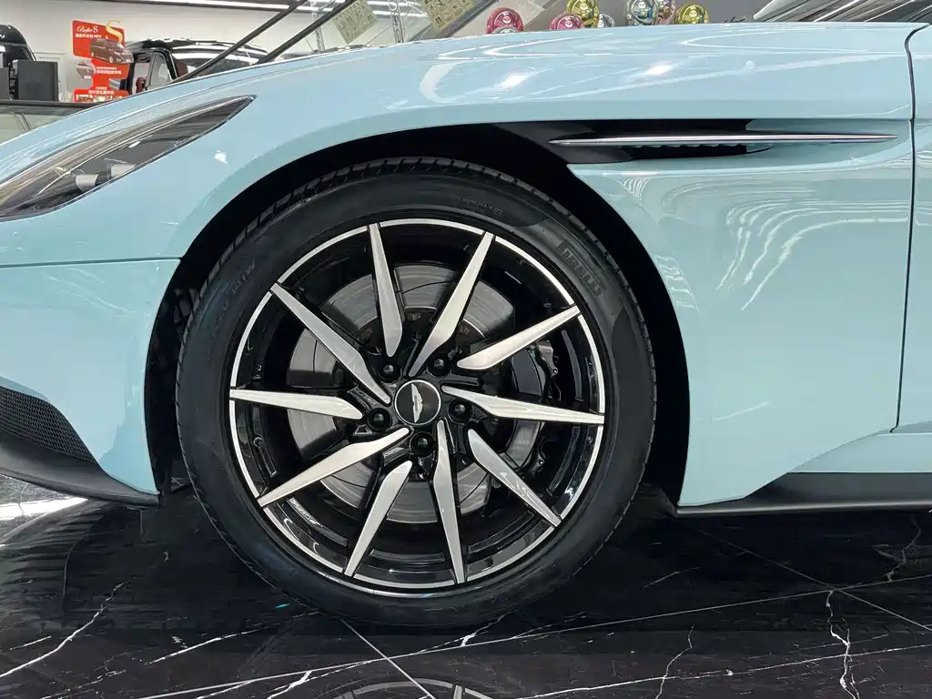 Aston Martin DB11 2019 — фото 5