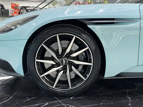 Aston Martin DB11 2019